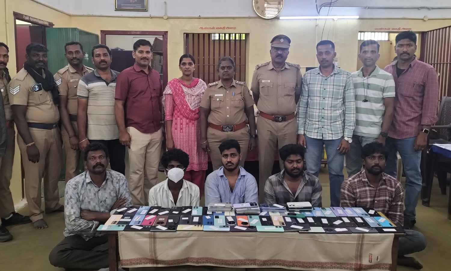 தமிழகம் முழுவதும் பஸ் பயணிகளிடம் செல்போன்களை திருடிய ஆந்திரா கும்பல் கைது