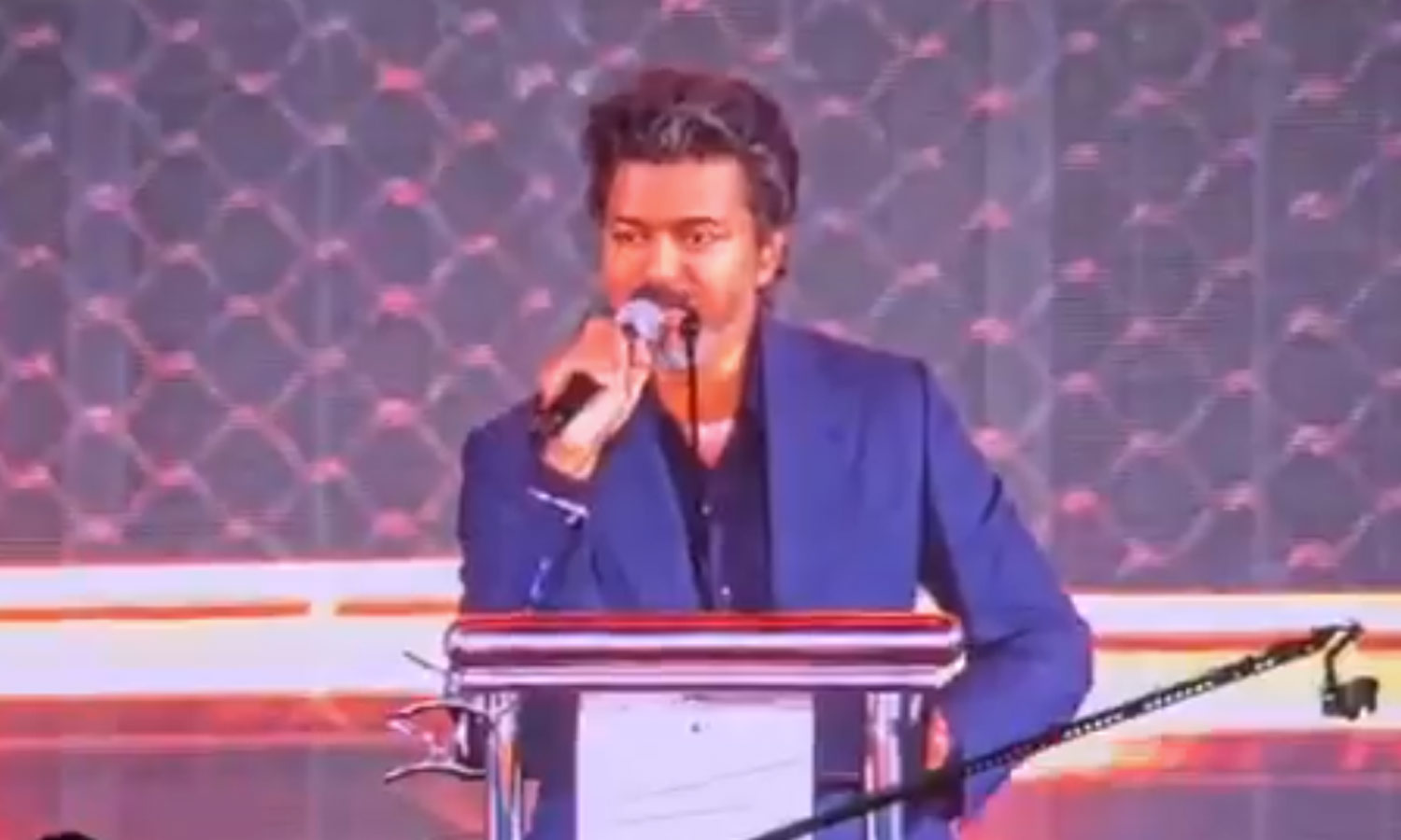 ரசிகர்களுக்காக சினிமாவை விட்டுக் கொடுக்கிறேன், ஆனா நன்றிக்கடனை தீர்த்துட்டுத்தான் போவேன்: நடிகர் விஜய்