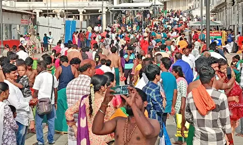 திருச்செந்தூர் கோவிலில் அலைமோதும் பக்தர்கள் கூட்டம்- 5 மணிநேரம் காத்திருந்து சுவாமி தரிசனம்