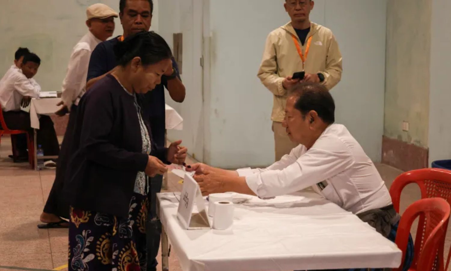 உள்நாட்டு போருக்கு மத்தியில் மியான்மரில் தேர்தலை நடத்தும் ராணுவம்!