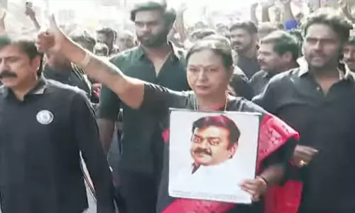 விஜயகாந்த் நினைவு தினம் - பிரேமலதா தலைமையில் தே.மு.தி.க.வினர் அமைதி பேரணி