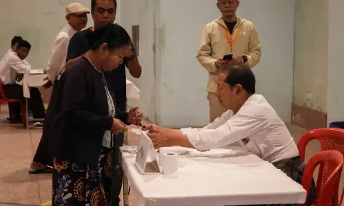 உள்நாட்டு போருக்கு மத்தியில் மியான்மரில் தேர்தலை நடத்தும் ராணுவம்!