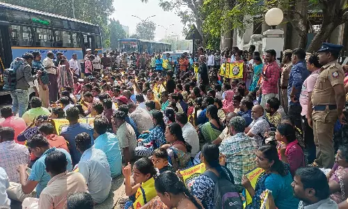 சென்னை கலெக்டர் அலுவலகம் முன்பு இடைநிலை ஆசிரியர்கள் 3-வது நாளாக போராட்டம்: 500 பேர் கைது