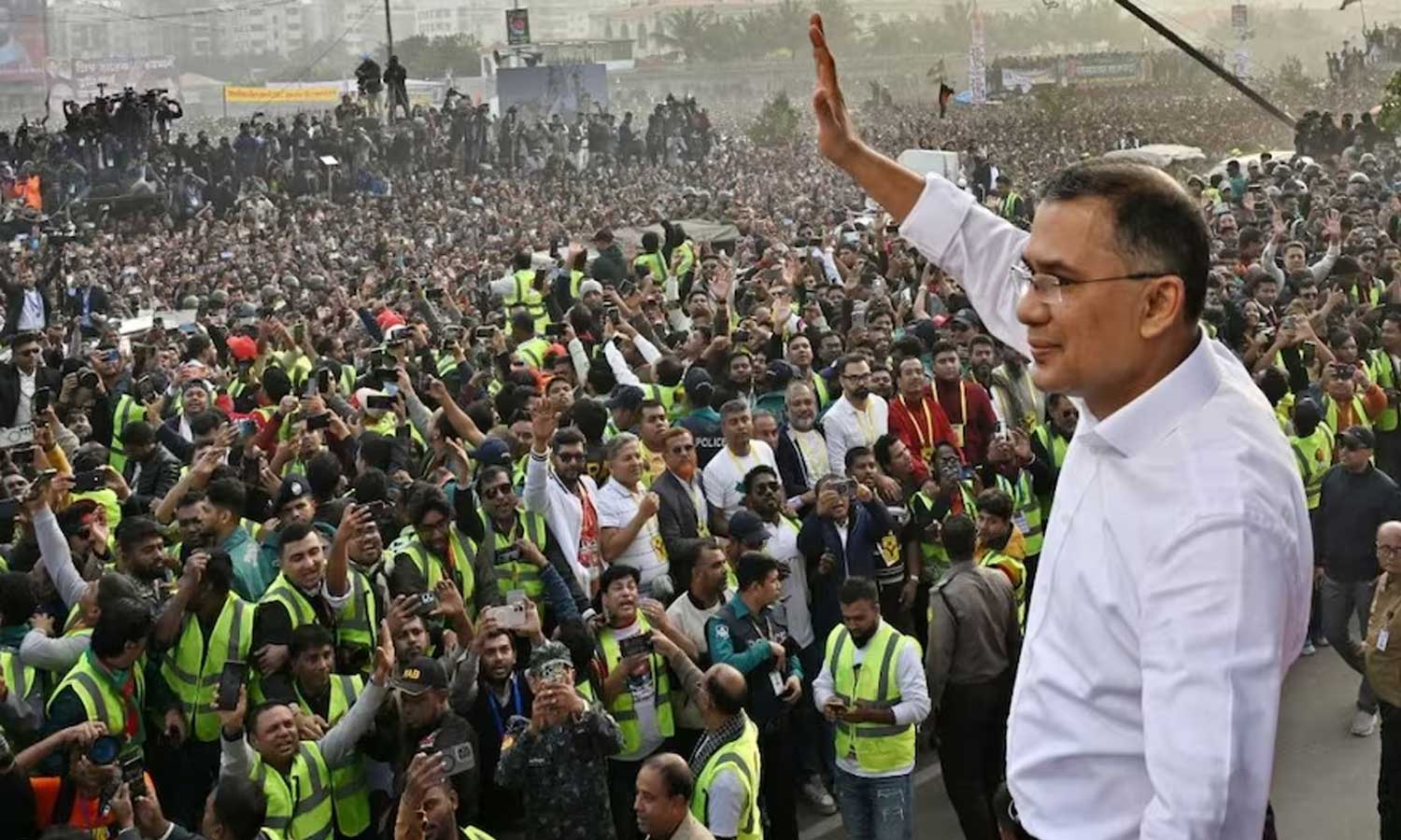 வங்கதேச பொதுத் தேர்தல்: நாடு திரும்பிய தாரிக் ரகுமான் வேட்புமனு தாக்கல் செய்தார்