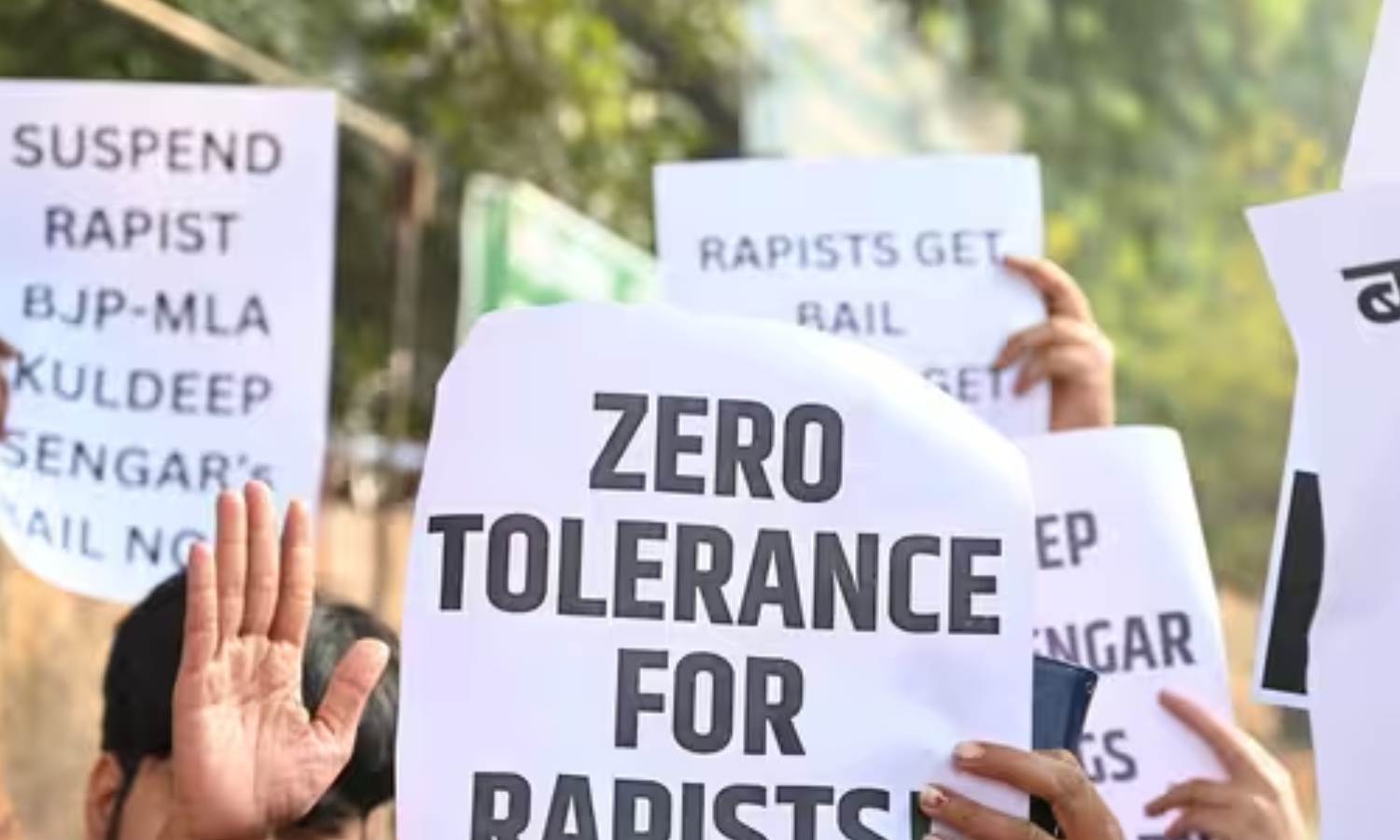 'நீதிக்காக இன்னும் காத்திருக்கிறேன்' - உன்னாவ் பாலியல் குற்றவாளி குல்தீப் செங்கார் மகள் திறந்த கடிதம்