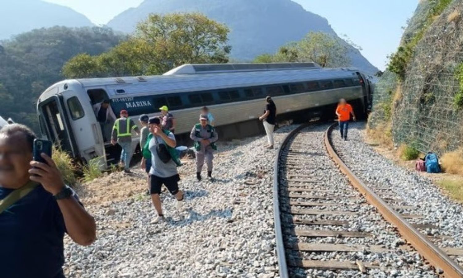 மெக்சிகோவில் ரெயில் தடம் புரண்டு விபத்து.. 13 பேர் பலி - 98 பேர் படுகாயம்