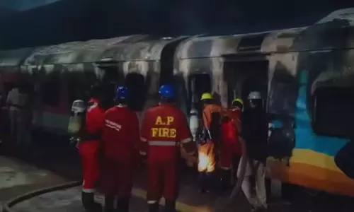 எர்ணாகுளம் நோக்கிச் சென்ற எக்ஸ்பிரஸ் ரெயிலில் தீ விபத்து- ஒருவர் உயிரிழப்பு