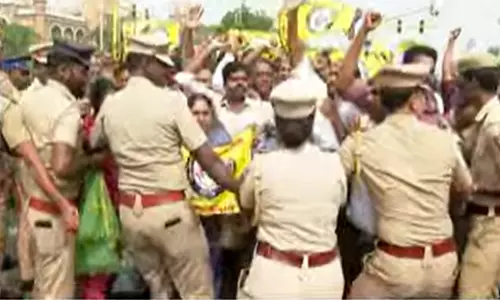 4வது நாளாக தொடரும் போராட்டம்- இடைநிலை ஆசிரியர்களை குண்டுகட்டாக கைது செய்த காவல்துறை