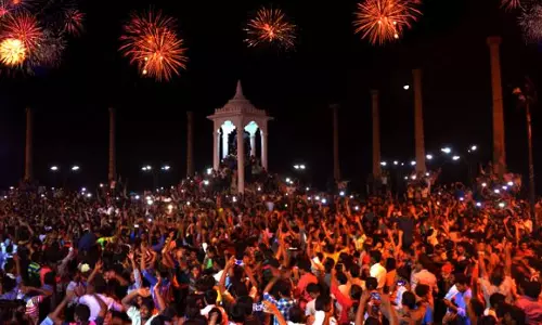 புத்தாண்டை கொண்டாட புதுச்சேரியில் குவியும் சுற்றுலா பயணிகள்- இலவச பேருந்து சேவைக்கு ஏற்பாடு