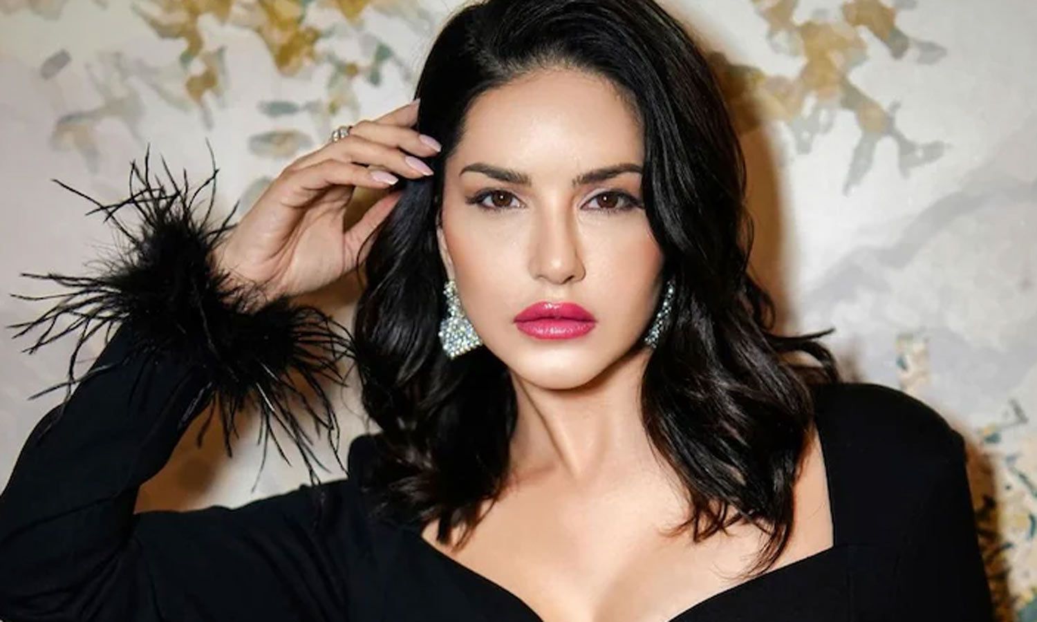 மதுராவில் புத்தாண்டு நிகழ்ச்சி ரத்து: டிரெண்டிங்கான சன்னி லியோன்