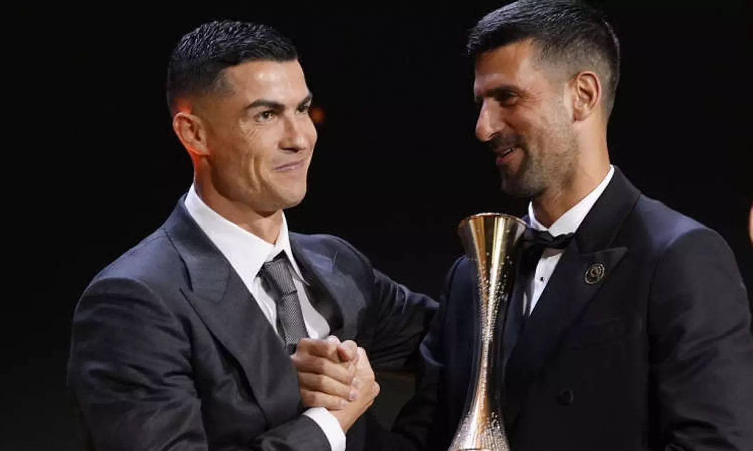 ஜோகோவிச்சுக்கு சிறப்பு விருதை வழங்கினார் ரொனால்டோ ஜோகோவிச்சுக்கு சிறப்பு விருதை வழங்கினார் ரொனால்டோ