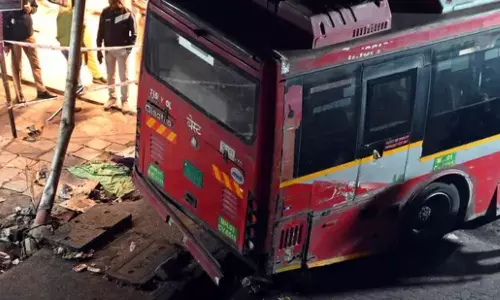 ரிவர்ஸ் எடுத்தபோது நேர்ந்த விபரீதம்... மும்பையில் அரசுப்பேருந்து மோதி 4 பேர் உயிரிழப்பு!