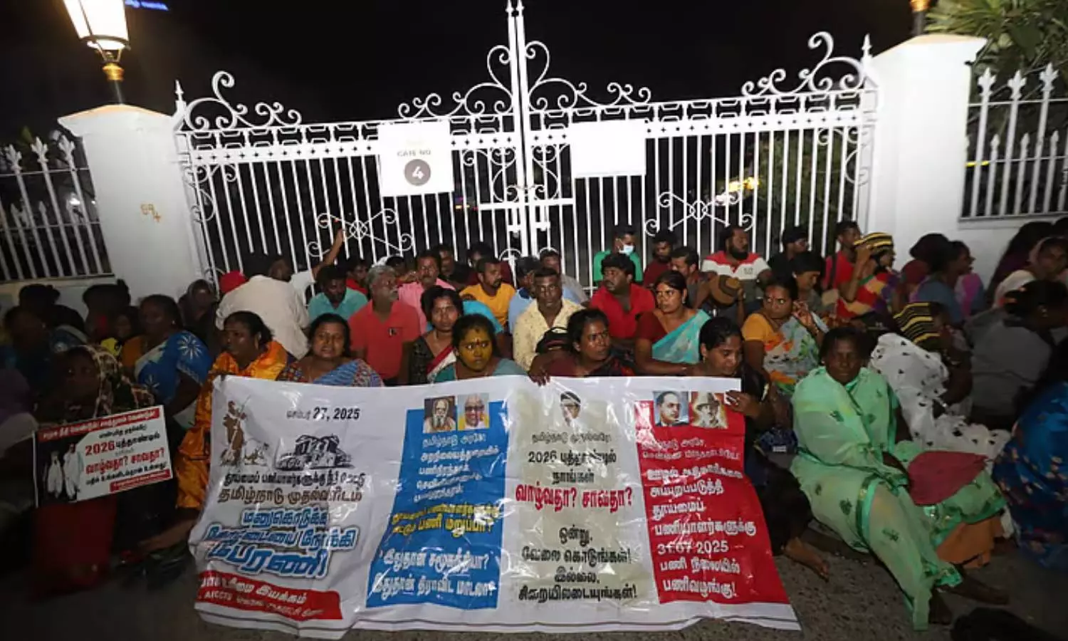 கைதுக்கு பின் விடுவிக்கப்படாத தூய்மை பணியாளர்கள்... விடிய விடிய மண்டபங்களிலும் தொடர்ந்த போராட்டம் கைதுக்கு பின் விடுவிக்கப்படாத தூய்மை பணியாளர்கள்... விடிய விடிய மண்டபங்களிலும் தொடர்ந்த போராட்டம்