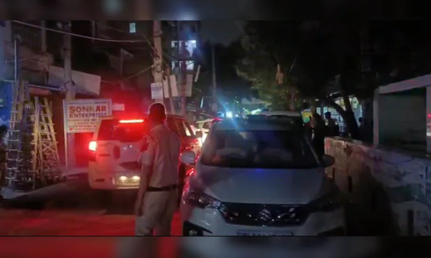 ஓடும் வேனில் இளம்பெண் கூட்டு பாலியல் வன்கொடுமை - சாலையில் வீசிச் சென்ற கொடூரர்கள்!