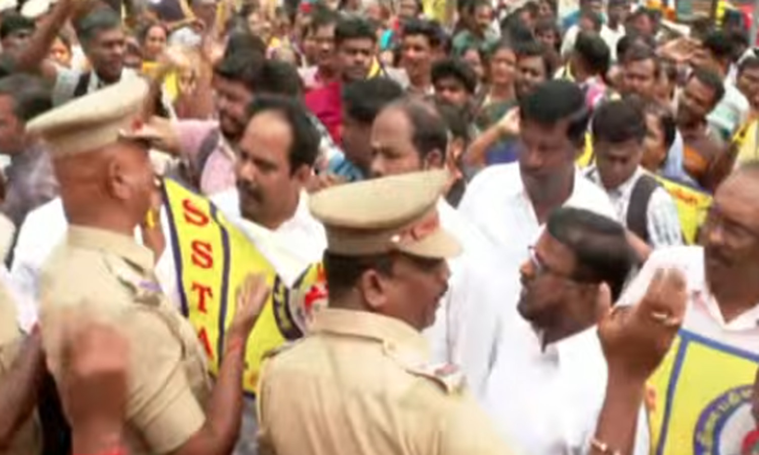 ஆசிரியர்கள் 6-வது நாளாக போராட்டம்: மறியலில் ஈடுபட்டதால் போக்குவரத்து பாதிப்பு