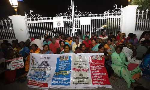 கைதுக்கு பின் விடுவிக்கப்படாத தூய்மை பணியாளர்கள்... விடிய விடிய மண்டபங்களிலும் தொடர்ந்த போராட்டம்