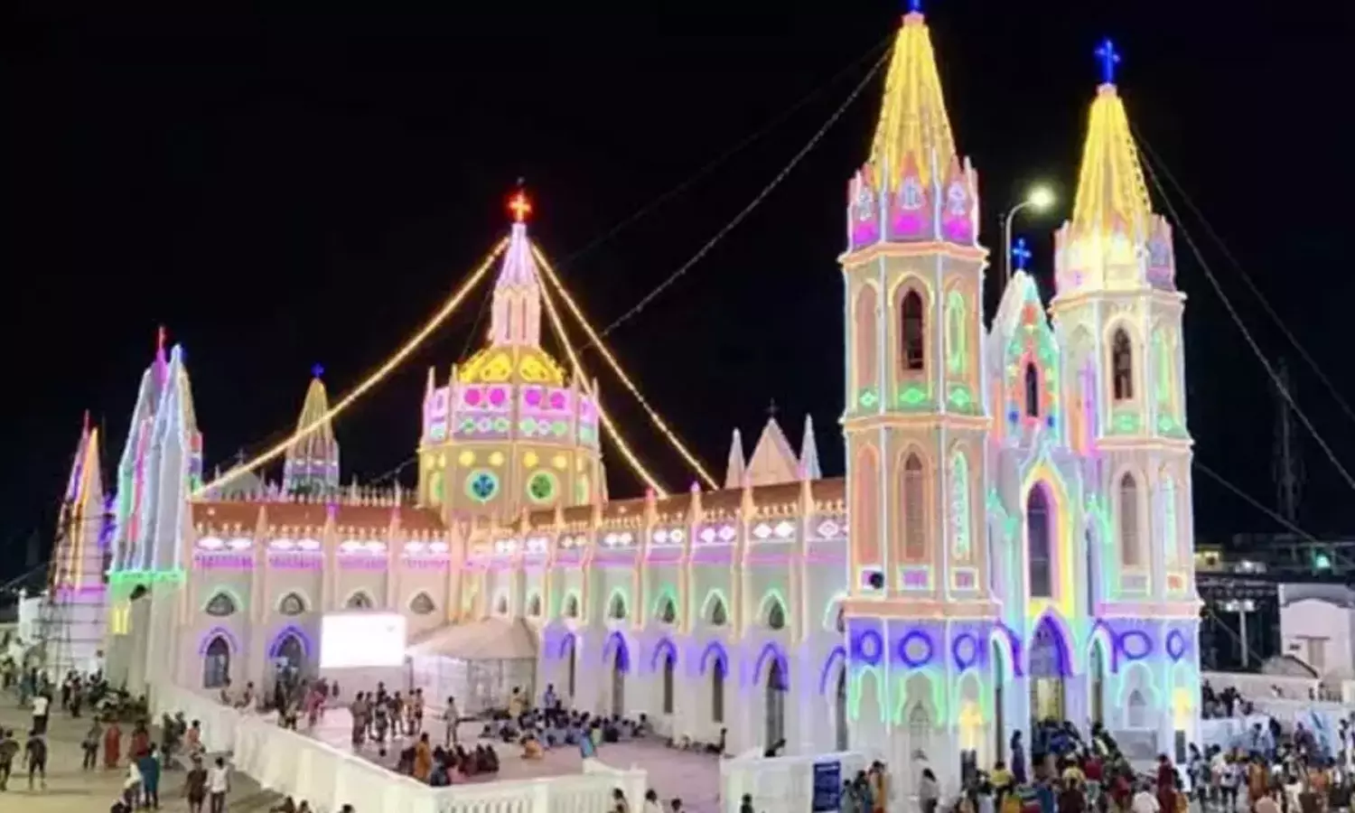 ஆங்கில புத்தாண்டு- வேளாங்கண்ணி மாதா பேராலயத்தில் சிறப்பு பிரார்த்தனை