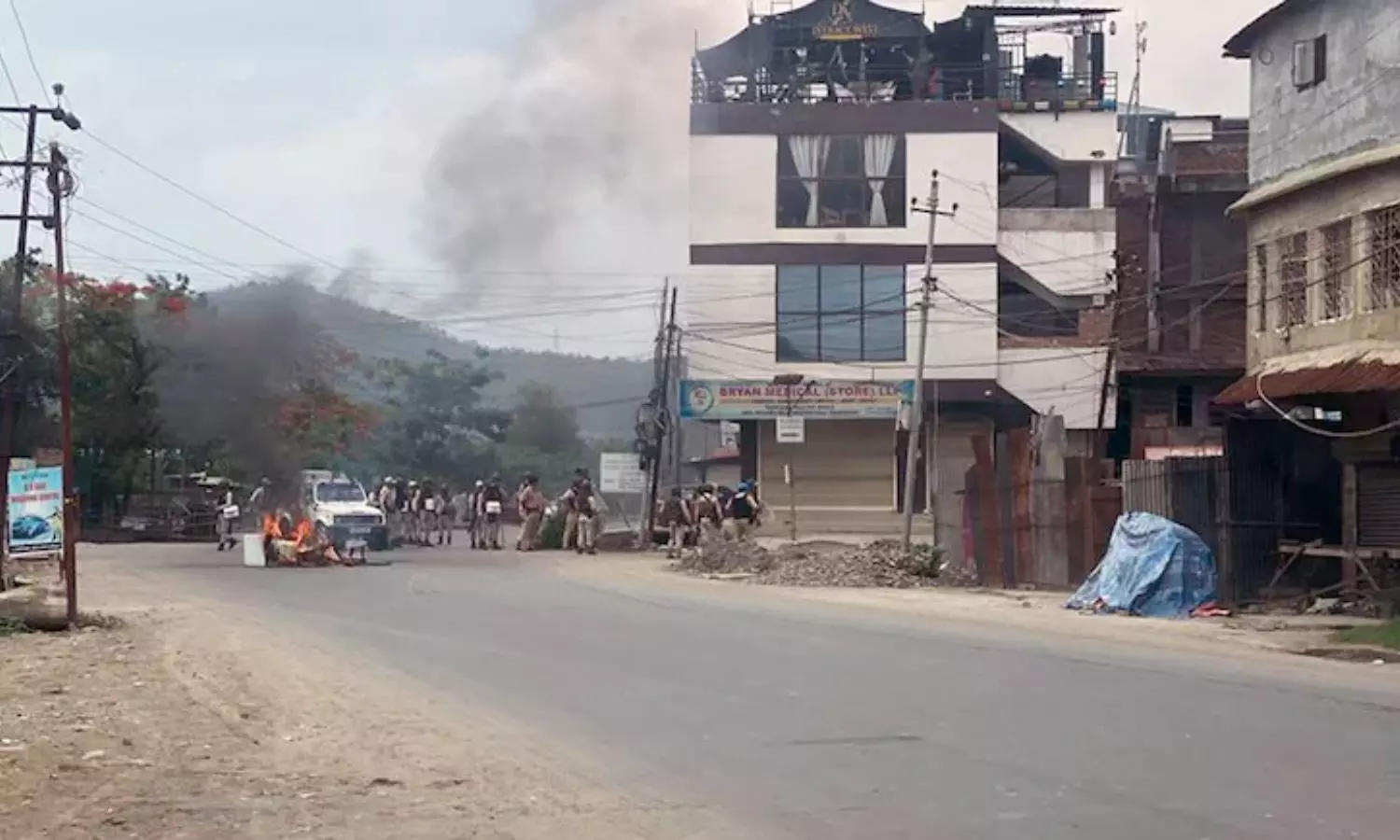 மணிப்பூர்: வன்முறையால் இடம்பெயர்ந்த 10,000 பேர் மீள்குடியேற்றம் மணிப்பூர்: வன்முறையால் இடம்பெயர்ந்த 10,000 பேர் மீள்குடியேற்றம்