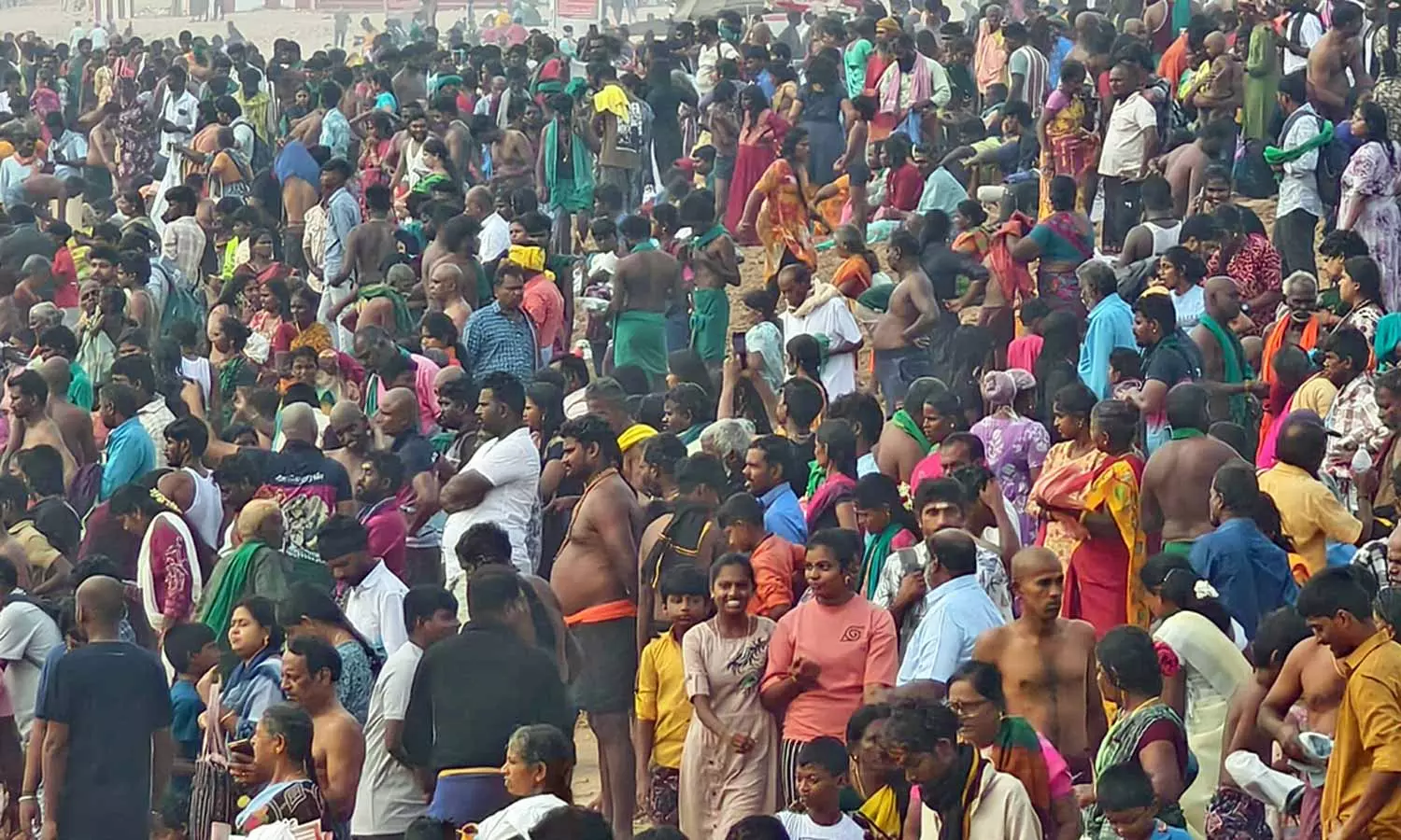 திருச்செந்தூர் சுப்பிரமணிய சுவாமி கோவிலில் பல்லாயிரக்கணக்கான பக்தர்கள் சாமி தரிசனம் திருச்செந்தூர் சுப்பிரமணிய சுவாமி கோவிலில் பல்லாயிரக்கணக்கான பக்தர்கள் சாமி தரிசனம்