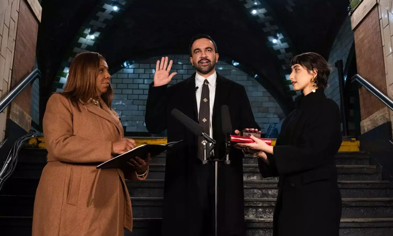 குர்ஆன் மீது சத்தியப் பிரமாணம் செய்து நியூயார்க் மேயராக பதவியேற்றார் ஜோஹ்ரான் மம்தானி! குர்ஆன் மீது சத்தியப் பிரமாணம் செய்து நியூயார்க் மேயராக பதவியேற்றார் ஜோஹ்ரான் மம்தானி!