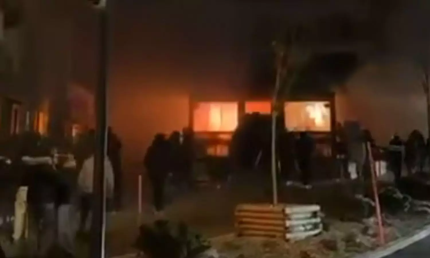 சுவிட்சர்லாந்து: புத்தாண்டு கொண்டாட்டத்தில் பயங்கர விபத்து - பலர் பலி - வீடியோ