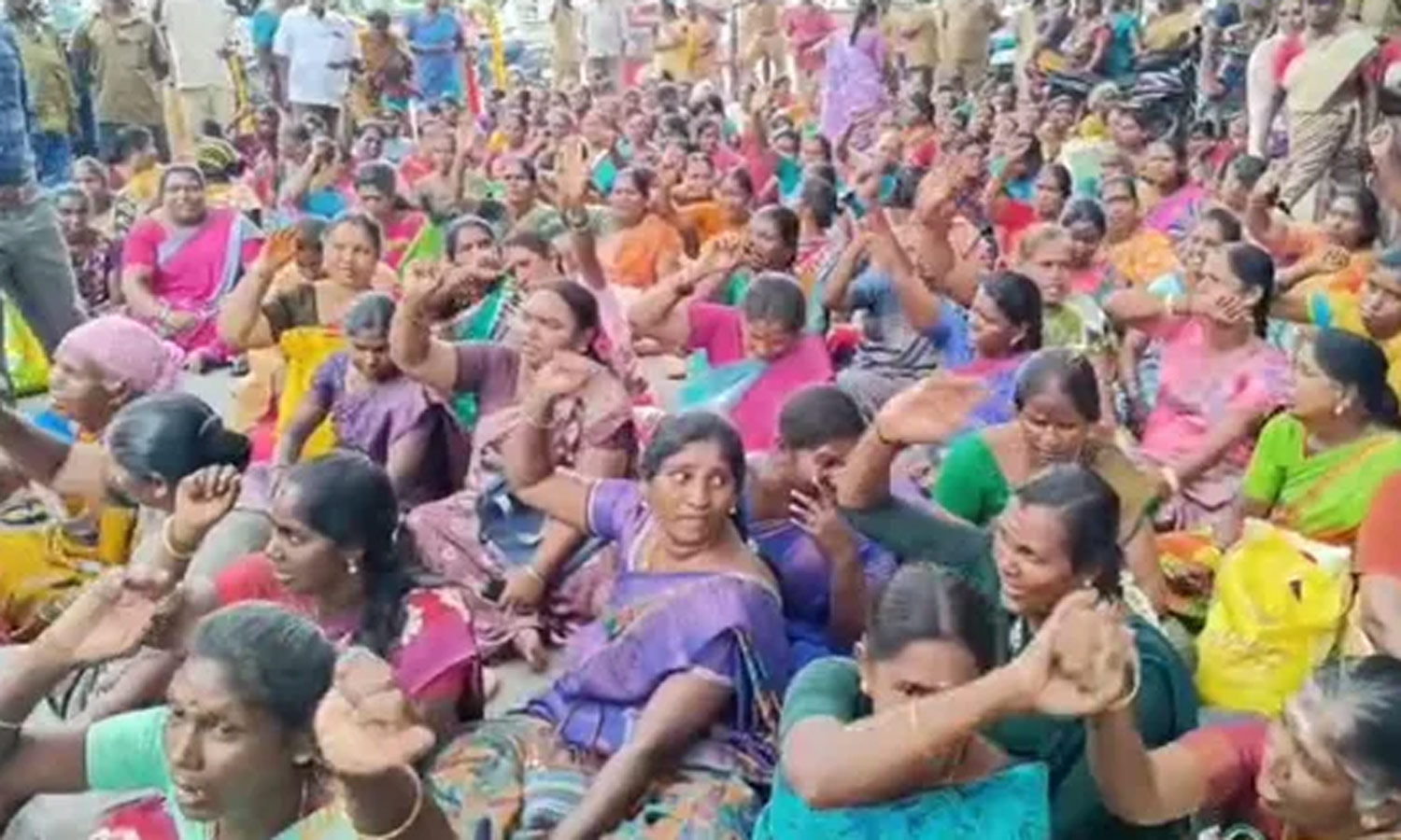 தொடர் போராட்டம் - தூய்மை பணியாளர்கள் 4 பேர் ஆஸ்பத்திரியில் அனுமதி