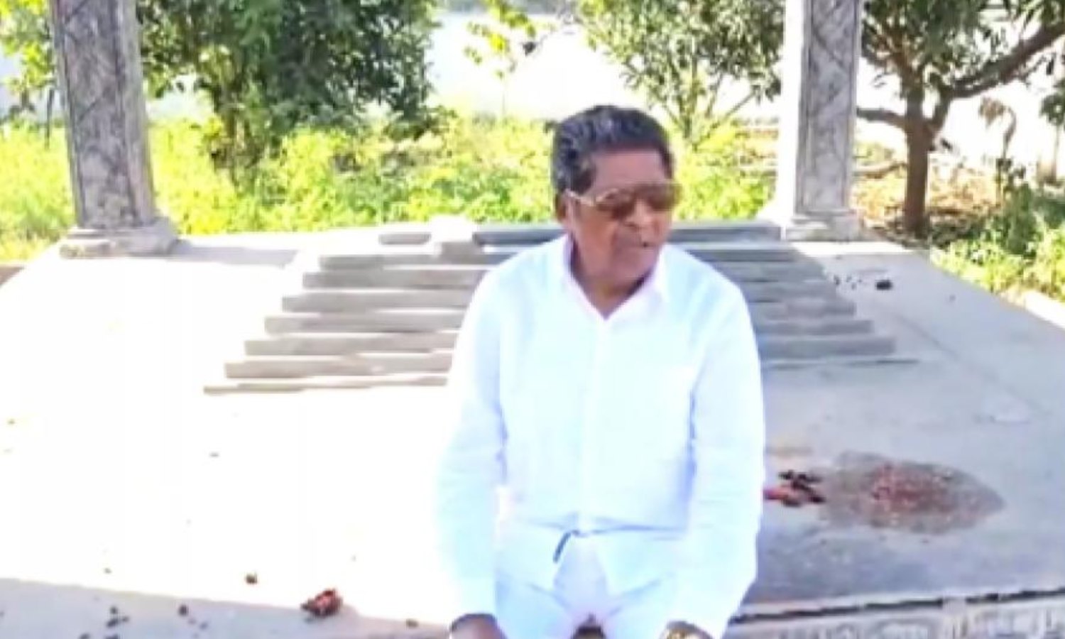 தெலங்கானாவில் ரூ.12 லட்சத்தில் தனக்குத்தானே கல்லறை கட்டிய முதியவர்!