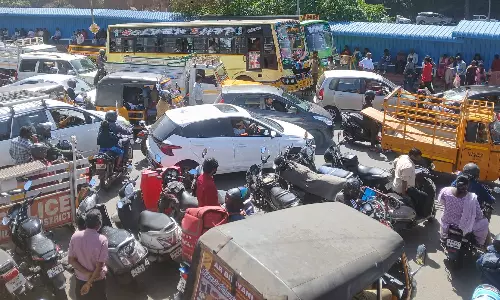 ஆட்டம்-பாட்டத்துடன் புத்தாண்டை வரவேற்ற சுற்றுலாப் பயணிகள்: வாகனங்களால் போக்குவரத்து நெரிசல்