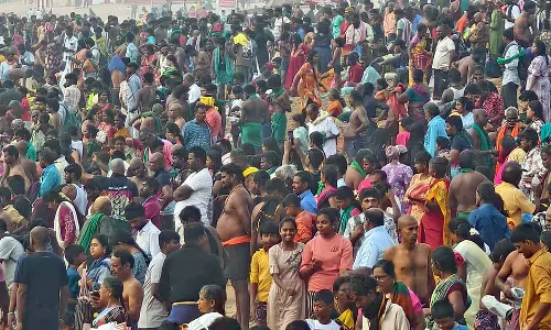 திருச்செந்தூர் சுப்பிரமணிய சுவாமி கோவிலில் பல்லாயிரக்கணக்கான பக்தர்கள் சாமி தரிசனம்