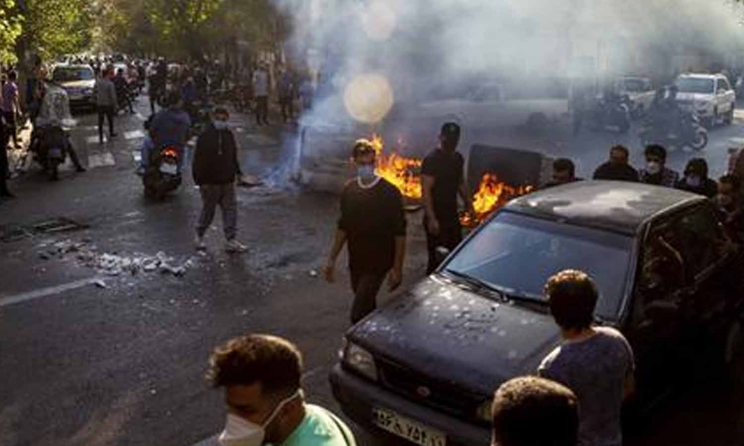 போராட்டக்காரர்கள்- போலீசார் மோதல்: ஈரானில் வன்முறையில் 7 பேர் பலி