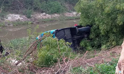 திருச்செந்தூர் அருகே வாய்க்காலில் வேன் கவிழ்ந்து 13 ஐயப்ப பக்தர்கள் காயம்