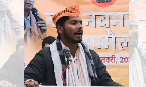 வாரணாசியில் சப்-இன்ஸ்பெக்டரை அறைந்த கவுன்சிலர் மகன்: சுற்றி வளைத்து தர்ம கொடுத்த பொதுமக்கள்