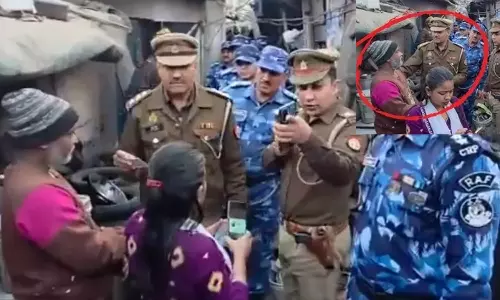 VIDEO: நபரின் முதுகை செல்போனில் ஸ்கேன் செய்து நீ வங்கதேசத்தை சேர்ந்தவன் என்று கூறிய உ.பி. போலீஸ்!