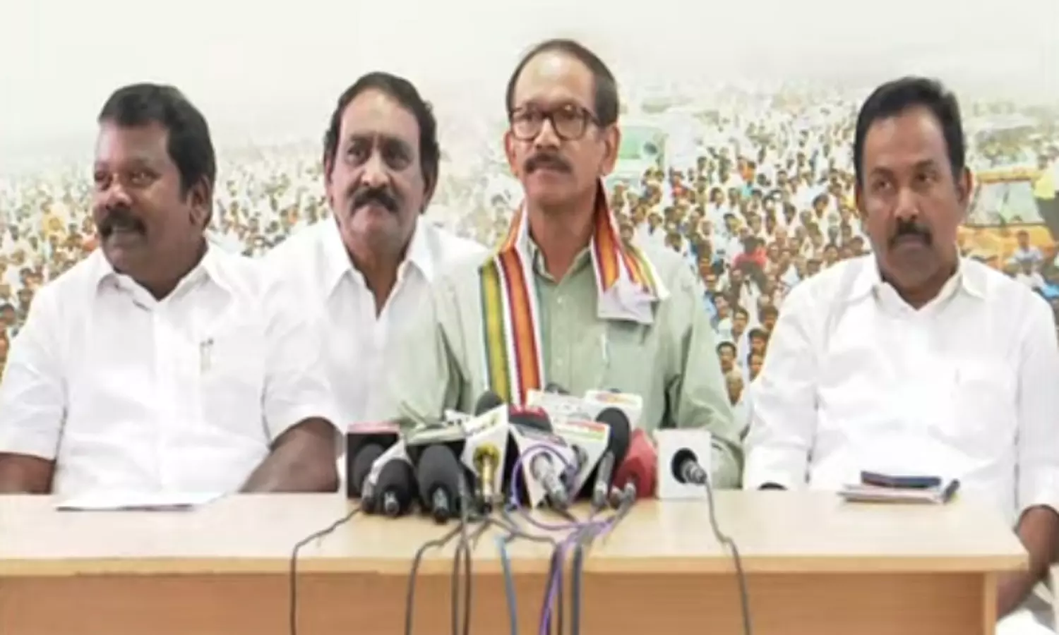 த.வெ.க.வுடன் பேச்சுவார்த்தை என்பது வதந்தி - தமிழக காங்கிரஸ் மேலிட பொறுப்பாளர் விளக்கம் த.வெ.க.வுடன் பேச்சுவார்த்தை என்பது வதந்தி - தமிழக காங்கிரஸ் மேலிட பொறுப்பாளர் விளக்கம்