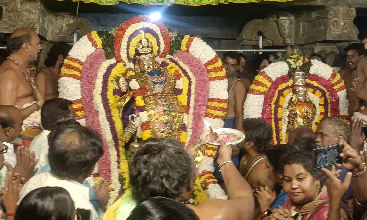 திருவண்ணாமலையில் ஆருத்ரா தரிசனம்- பக்தர்களுக்கு மகாதீப மை விநியோகம் திருவண்ணாமலையில் ஆருத்ரா தரிசனம்- பக்தர்களுக்கு மகாதீப மை விநியோகம்