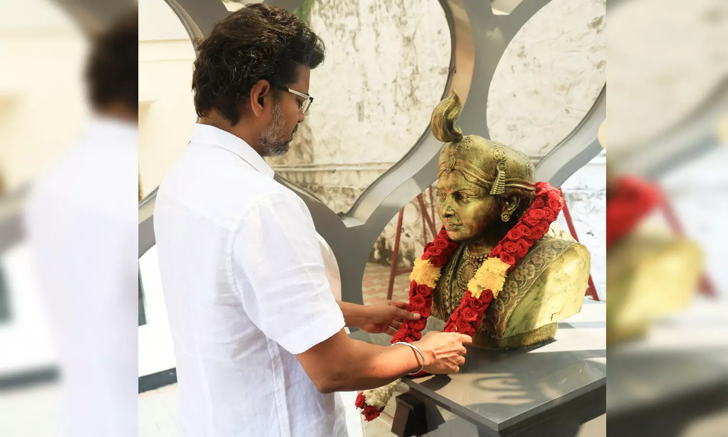 வீரமங்கை வேலுநாச்சியார் சிலைக்கு த.வெ.க தலைவர் விஜய் மாலை அணிவித்து மரியாதை வீரமங்கை வேலுநாச்சியார் சிலைக்கு த.வெ.க தலைவர் விஜய் மாலை அணிவித்து மரியாதை