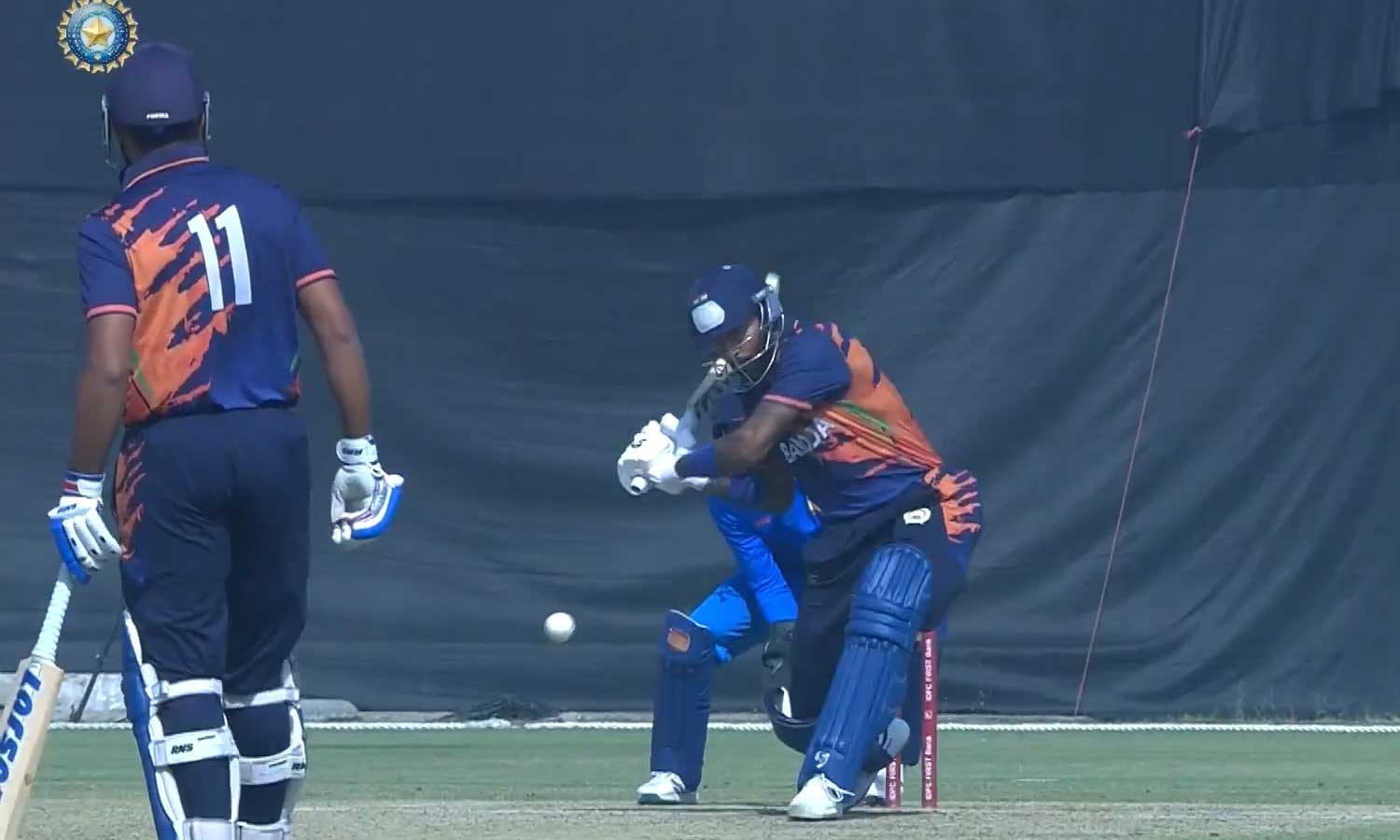 ஒரே ஓவரில் 5 சிக்ஸ்: 