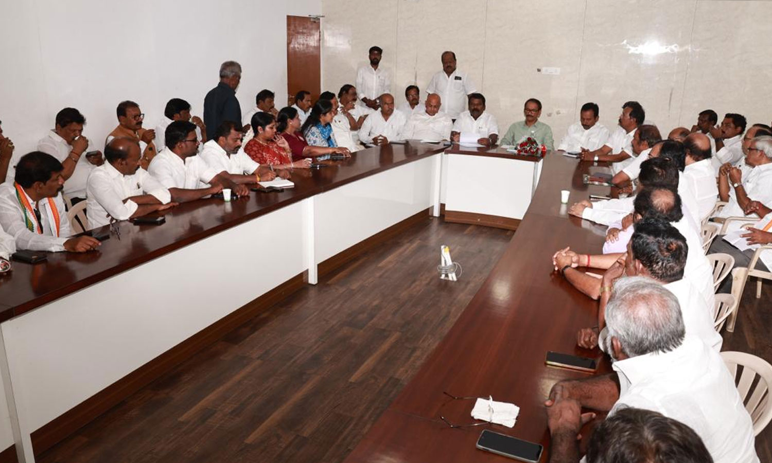 கூட்டணி பிரச்சனை-உள்கட்சி மோதல்: காங்கிரஸ் நிர்வாகிகளுடன் மேலிட பொறுப்பாளர் ஆலோசனை