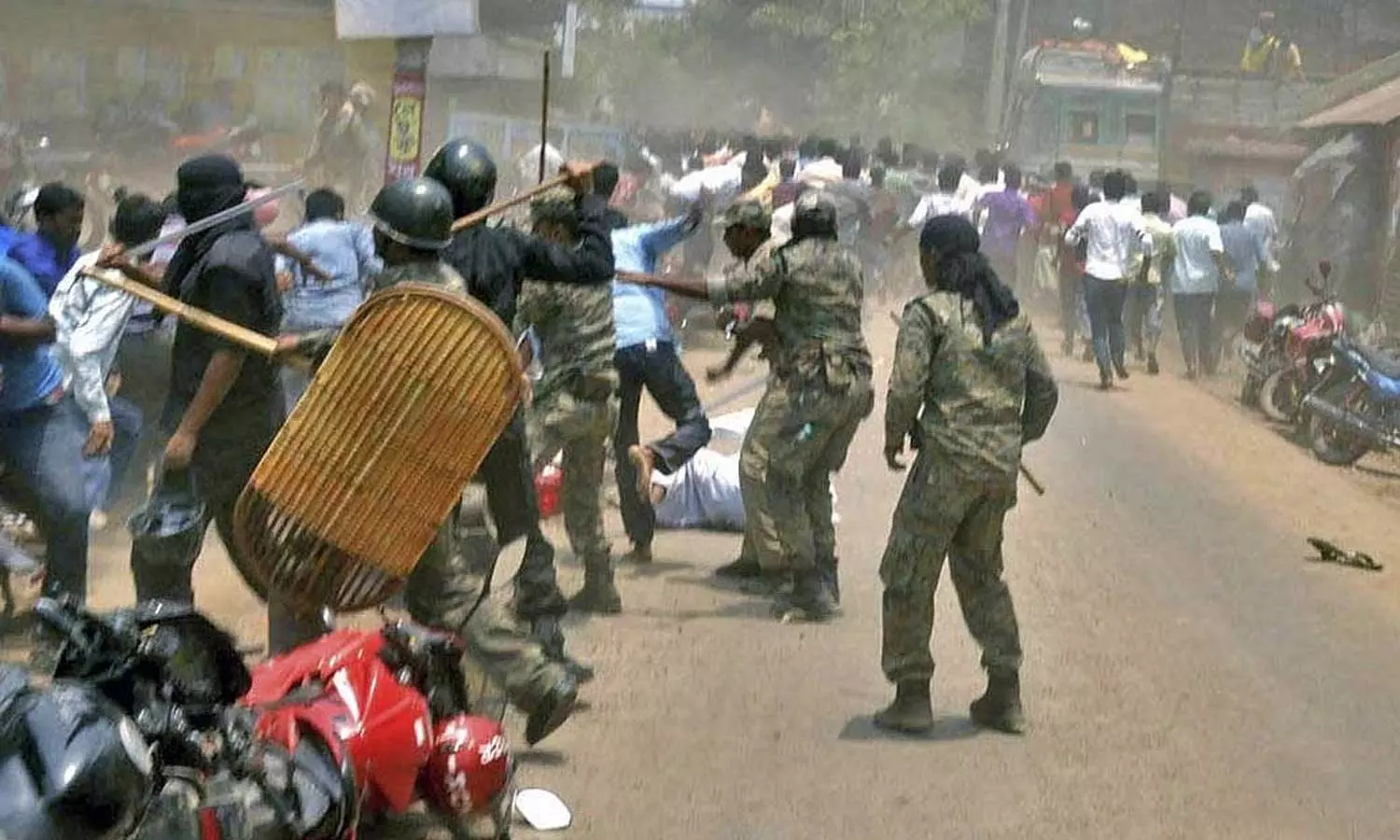 திரிணாமுல் காங்கிரஸ் நிர்வாகியை கைது செய்த போலீஸ் மீது தாக்குதல் நடத்திய கும்பல்- 6 பேர் காயம் திரிணாமுல் காங்கிரஸ் நிர்வாகியை கைது செய்த போலீஸ் மீது தாக்குதல் நடத்திய கும்பல்- 6 பேர் காயம்