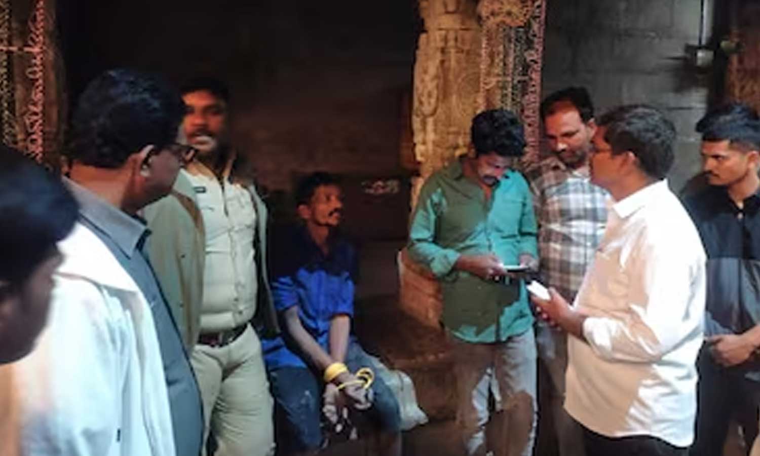 மது கொடுத்தால் தான் கீழே இறங்குவேன்... திருப்பதி கோவில் கோபுரத்தின் மீது ஏறி ரகளையில் ஈடுபட்ட நபர்