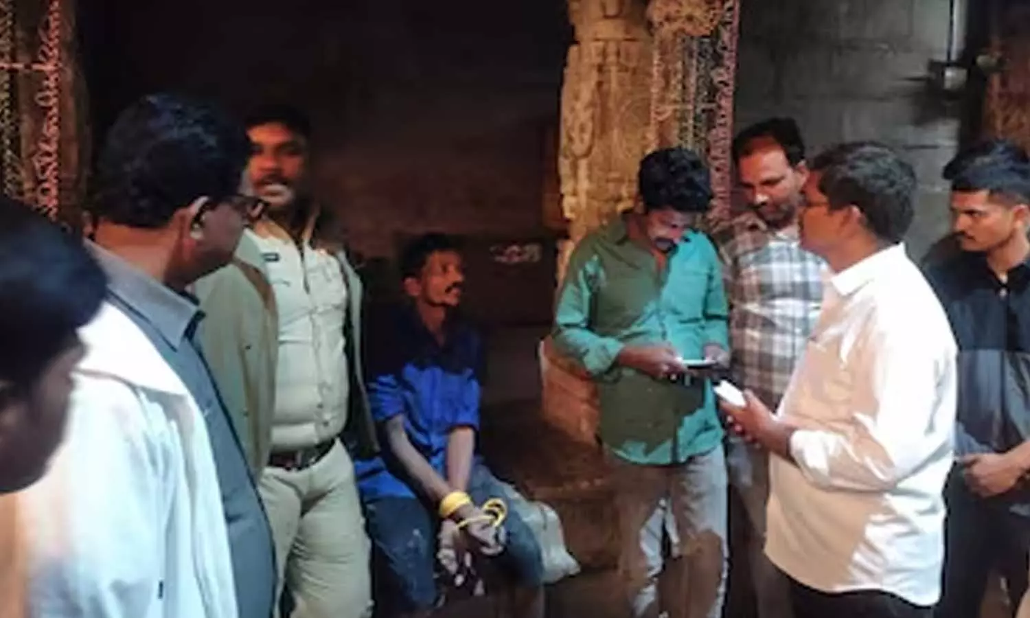 மது கொடுத்தால் தான் கீழே இறங்குவேன்... திருப்பதி கோவில் கோபுரத்தின் மீது ஏறி ரகளையில் ஈடுபட்ட நபர் மது கொடுத்தால் தான் கீழே இறங்குவேன்... திருப்பதி கோவில் கோபுரத்தின் மீது ஏறி ரகளையில் ஈடுபட்ட நபர்