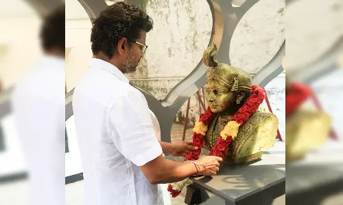 வீரமங்கை வேலுநாச்சியார் சிலைக்கு த.வெ.க தலைவர் விஜய் மாலை அணிவித்து மரியாதை