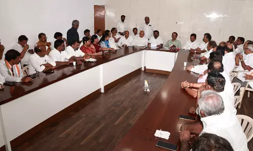 கூட்டணி பிரச்சனை-உள்கட்சி மோதல்: காங்கிரஸ் நிர்வாகிகளுடன் மேலிட பொறுப்பாளர் ஆலோசனை