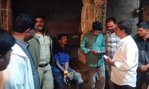 மது கொடுத்தால் தான் கீழே இறங்குவேன்... திருப்பதி கோவில் கோபுரத்தின் மீது ஏறி ரகளையில் ஈடுபட்ட நபர்