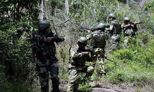 சத்தீஸ்கரில் 2 இடங்களில் என்கவுண்டர்- 14 நக்சலைட்டுகள் சுட்டுக் கொலை