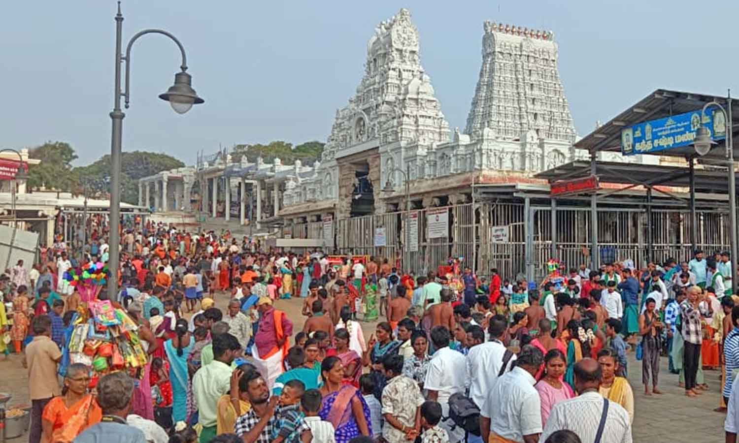 திருச்செந்தூர் கோவிலில் 5 மணி நேரம் காத்திருந்து பக்தர்கள் சுவாமி தரிசனம்
