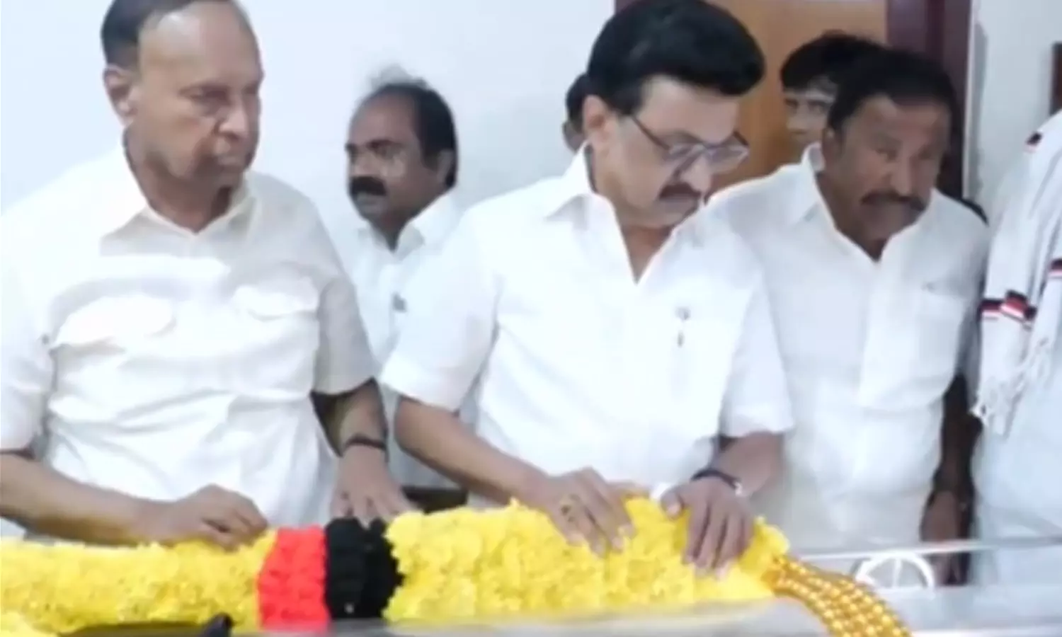 மறைந்த எல்.கணேசன் உடலுக்கு முதலமைச்சர் மு.க.ஸ்டாலின் நேரில் அஞ்சலி மறைந்த எல்.கணேசன் உடலுக்கு முதலமைச்சர் மு.க.ஸ்டாலின் நேரில் அஞ்சலி