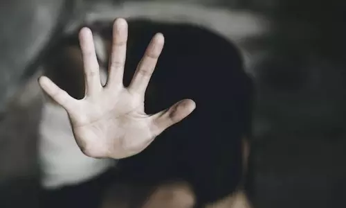 13 வயது சிறுமியை கூட்டுப் பாலியல் வன்கொடுமை செய்த  3 சிறுவர்கள்.. வீடியோ எடுத்து மிரட்டல்