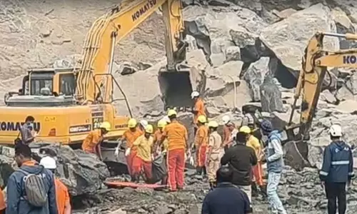 ஒடிசா கல்குவாரியில் பயங்கர வெடிவிபத்து.. தொழிலாளர்கள் பலி - பாறைகளுக்கு அடியில் பலர்  சிக்கித் தவிப்பு