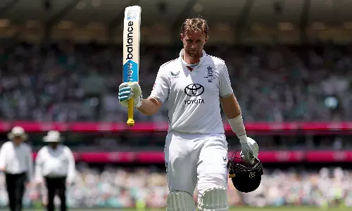 ஆஷஸ் தொடரின் 5வது டெஸ்ட்: ஜோ ரூட் அபார சதம் - இங்கிலாந்து 384 ரன்களுக்கு ஆல் அவுட்